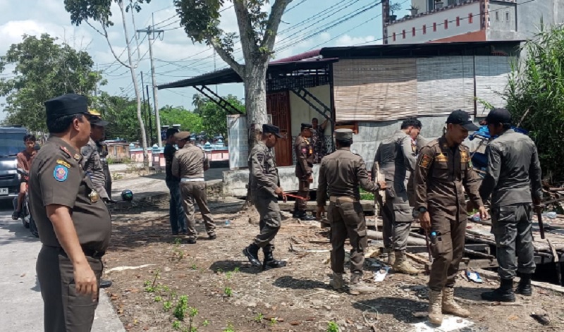 Personel Satpol PP Rohil melakukan pembongkaran lapak pedagang pada kegiatan penertiban di dekat lingkungan Hutan Kota Bagansiapiapi, Selasa (3/2/2026).