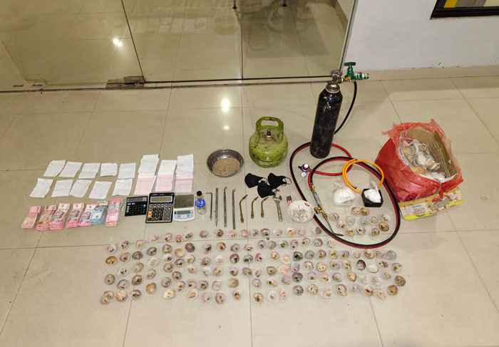Pentolan emas hasil PETI dan uang yang berhasil di sita Polda Riau saat razia di wilayah Kecamatan Benai, Kuansing.