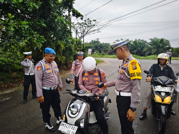 Personel Satlantas Polres Kuansing melakukan pengecekan kelengkapan sepeda motor personel Polres Kuansing, Selasa (3/2/2026) di pintu masuk Mapolres Kuansing.