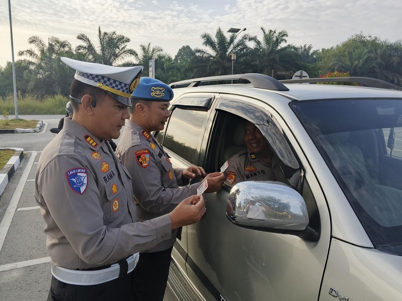 Tim melakukan penertiban kendaraan personel di gerbang Mako Polres Siak, Selasa (3/2/2026).