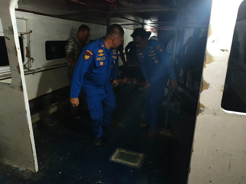 Proses evakuasi korban tabrakan dua speedboat di Jalur Meranti di mana satu awak hilang.