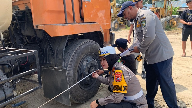 Kasatlantas Polres Bengkalis AKP Shandara memasang stiker scotlight di bak mobil agar kendaraan lebih mudah terlihat saat malam, Selasa (4/2/2026).