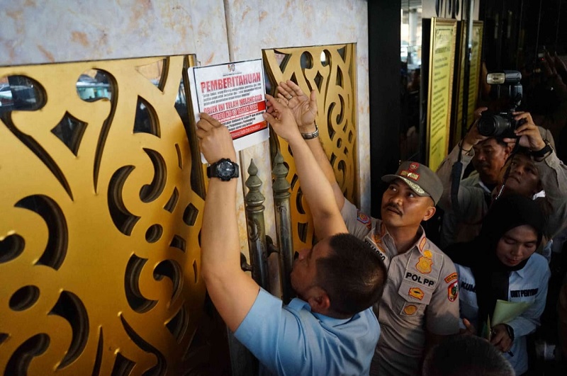 Kasatpol PP Pekanbaru Yuliarso menyegel New Paragon yang berada di Jalan Sultan Syarif Kasim Pekanbaru, Selasa (3/2/2026).