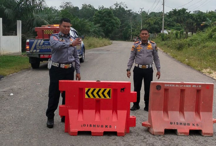 Personel Dishub Kuansing memasang waterbarrier di ruas jalan menuju jembatan Sungai Sinambek Kecamatan Kuantan Tengah, Senin (2/2/2026) siang.