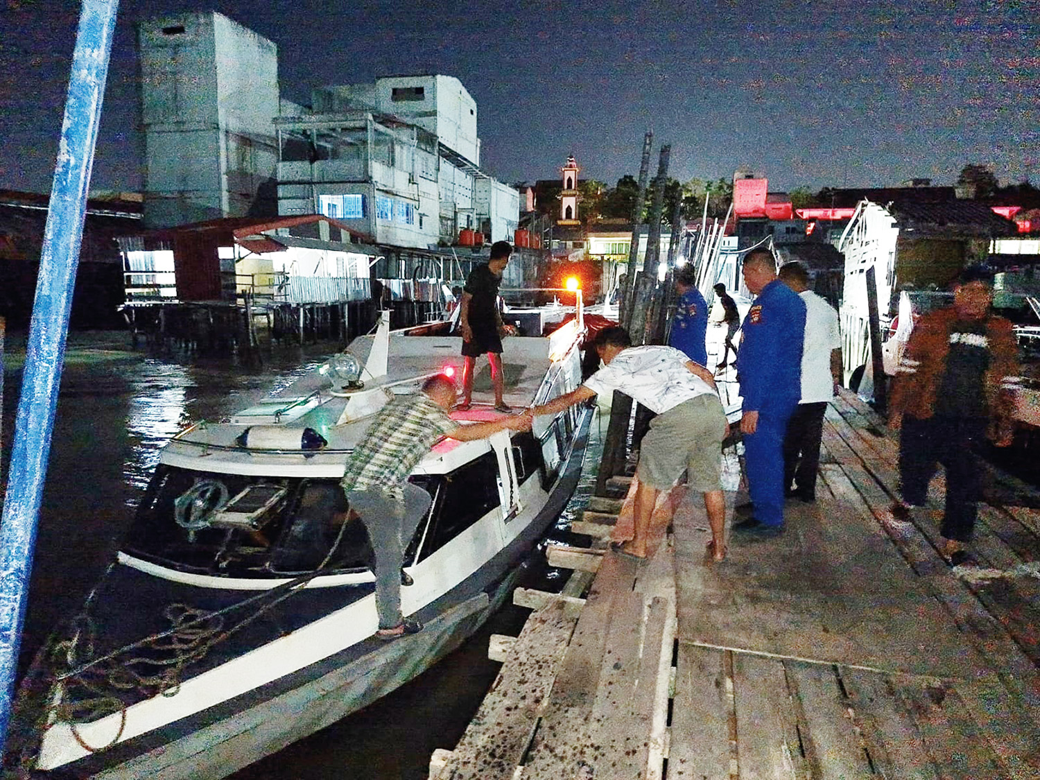 Proses evakuasi korban tabrakan antara speedboat Mega Fajar 5 dan Levindo 10 di Pelabuhan Kepulauan Meranti, Senin (2/2/2026).