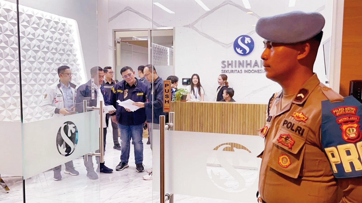 Personel Bareskrim Polri saat menggeledah Kantor Sekuritas Shinhan di Gedung Equity Tower, Jakarta Selatan, Selasa (3/2/2026). Polri menindaklanjuti arahan pemerintah untuk memproses hukum pelaku