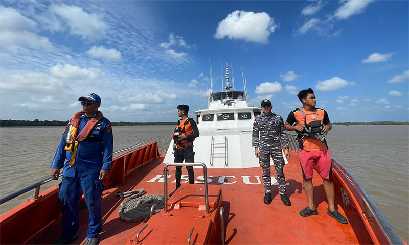Pencarian satu awak Speedboat Mega Fajar 5 yang hilang pasca-tabrakan di jalur pelayaran antara Pulau Burung dan Pulau Pelembang masih terus berlangsung hingga saat ini (4/2/2026).