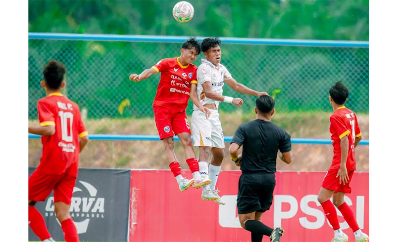 Pemain WGroup dan Nabil FC berduel di udara berebut bola dalam pertandingan RS Awal Bros Liga 4 Zona Riau di Stadion Gelora Hang Tuah Pekanbaru, Rabu (4/2/2026).