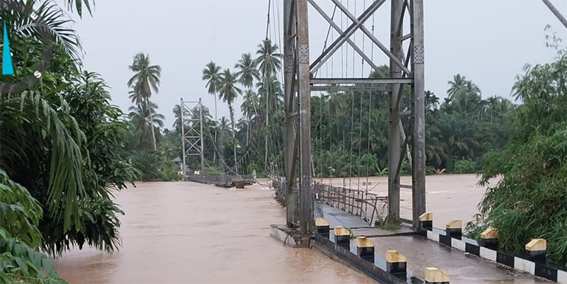 Jembatan Gantung Lubuk Jambi putus akibat banjir 3 Januari 2024 lalu, akan dibangun ulang di lokasi yang baru.