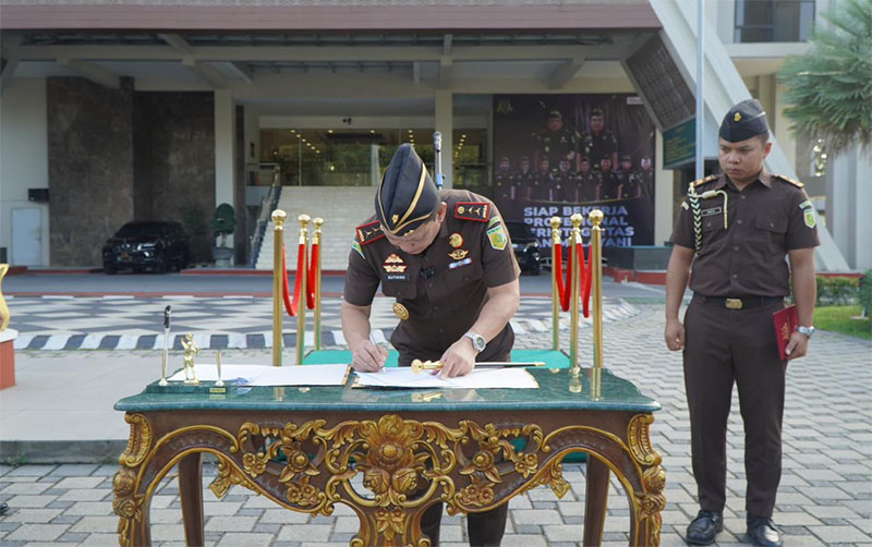 Kajati Riau Sutikno tandatangani Pakta Integritas pembangunan zona integritas menuju WBBM Tahun 2026, Rabu (4/2/2026).