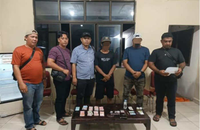 Tim dari Detasemen Intelijen Kodam (Deninteldam) XIX/Tuanku Tambusai saat mengamankan dua tersangka pengedar narkoba.