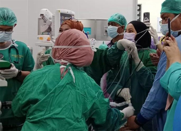 Tim dokter RSUD Arifin Achmad saat melakukan tindakan kepada pasien yang tersedak paku hingga ke paru-paru.