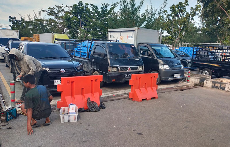 Petugas Dishub Bengkalis mulai membenahi infrastruktur di dermaga Roro Air  Putih Bengkalis, Selasa (3/2/2026).