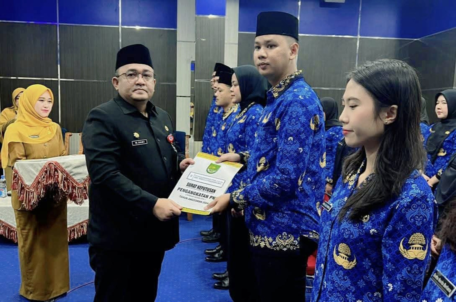 Sekdakab Rohul Muhammad Zaki SSTP MSi menyerahkan secara simbolis SK PNS di lingkungan Pemkab Rohul di ruang rapat lantai 3 Kantor Bupati Rohul, Selasa (3/2/2026).