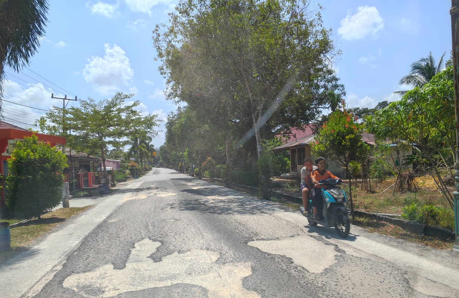 Kondisi jalan lintas menuju ke Pelabuhan Internasional Selatbaru rusak parah dan belum tersentuh perbaikan, Selasa (3/2/2026).