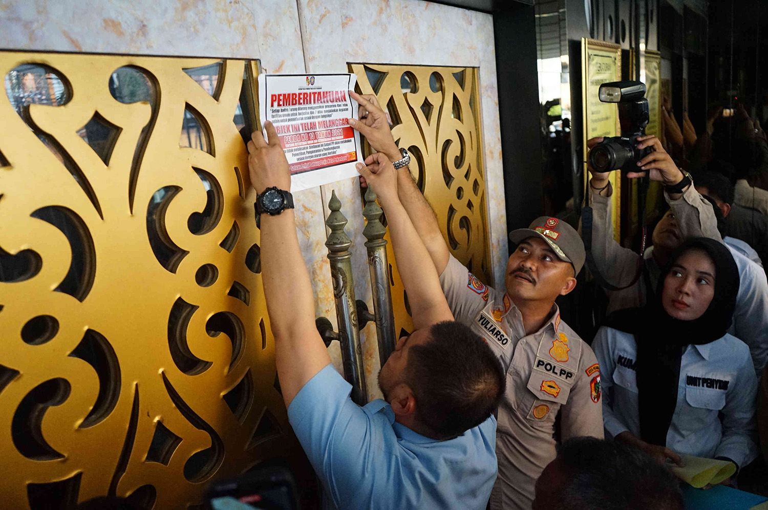 Kasatpol PP Pekanbaru Yuliarso menyegel New Paragon yang berada di Jalan Sultan Syarif Kasim Pekanbaru, Selasa (3/2/2026). ft : EVAN GUNANZAR/RIAU POS
