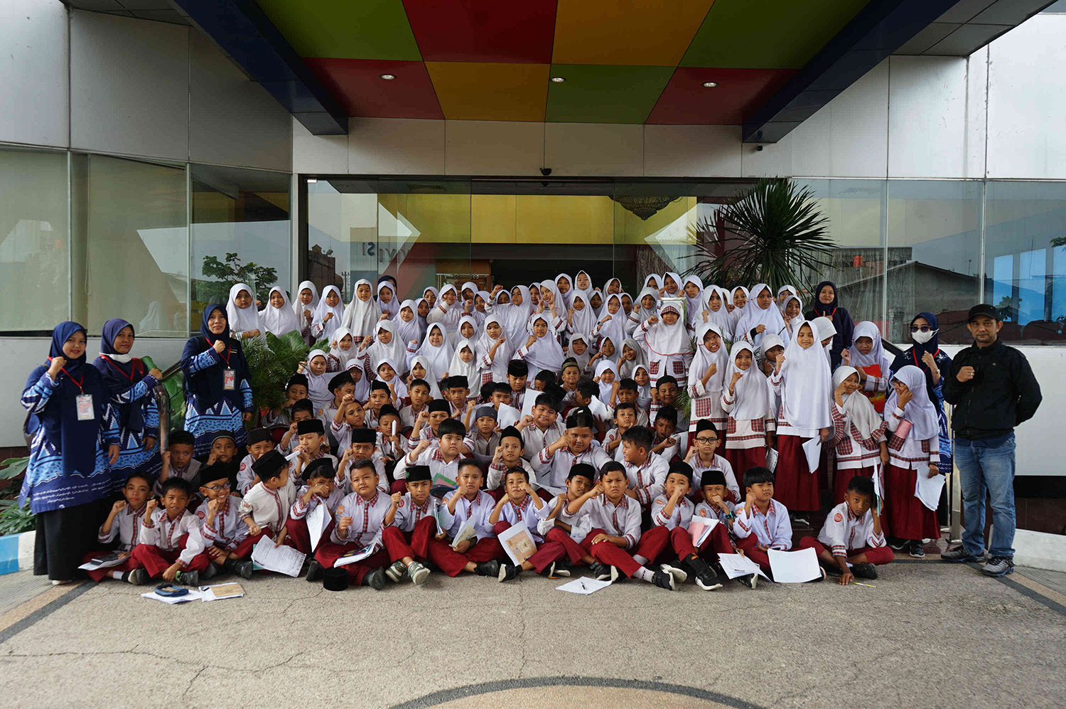 Wakil Kesiswaan SD IT Iaanatuth Thalibiin Tualang Kab Siak bersama jajaran majelis guru serta para murid SD IT  Iaanatuth Thalibiin Tualang Kab Siak foto bersama Redpel Pendapatan Riau Pos Syahrul Mukhlis didepan gedung  Graha Pena Riau, Selasa (3/2/2026