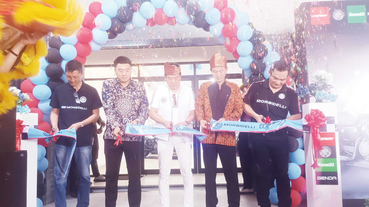 Memotong pita saat grand opening dealer resmi Morbidelli Riau di  Pekanbaru,  Selasa (3/2/2026).