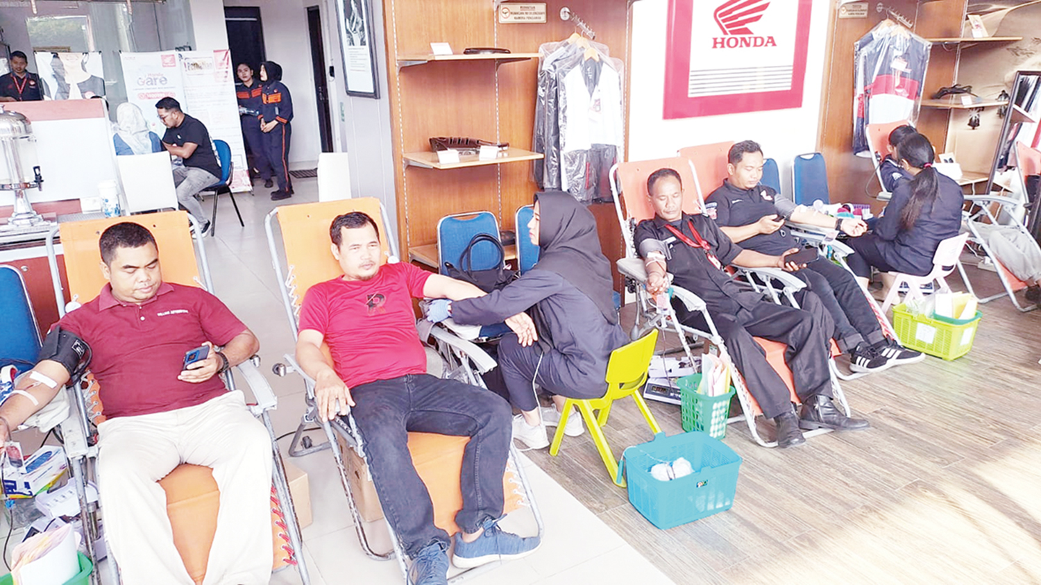 Kegiatan donor darah yang diselenggarakan Capella Group di Pekanbaru, baru-baru ini. Dari kegiatan tersebut berhasil dikumpulkan sebanyak 206 kantong darah.