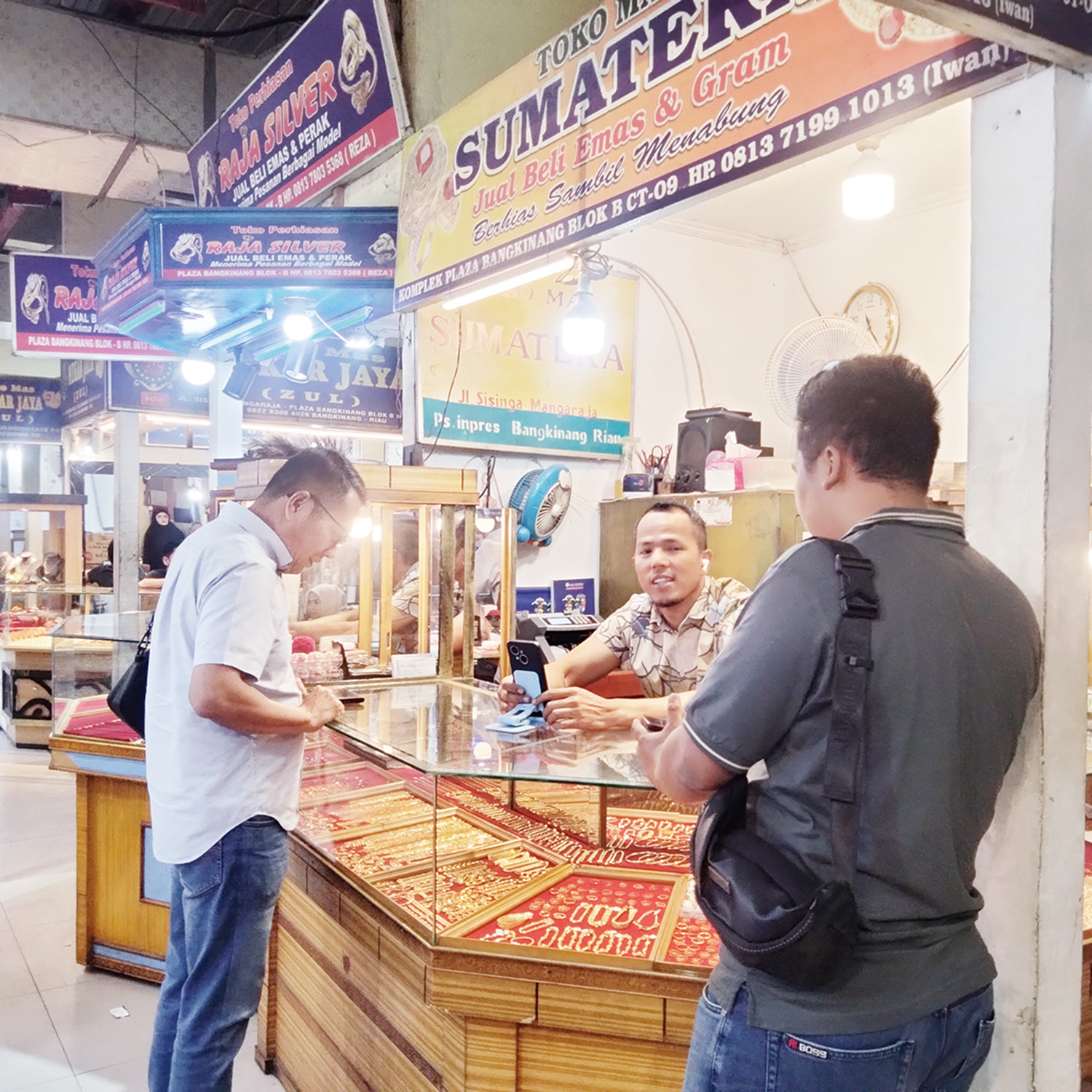 Penjualan emas di Mal Bangkinang terlihat lesu karena harga emas terus turun, Selasa (3/2/2026).