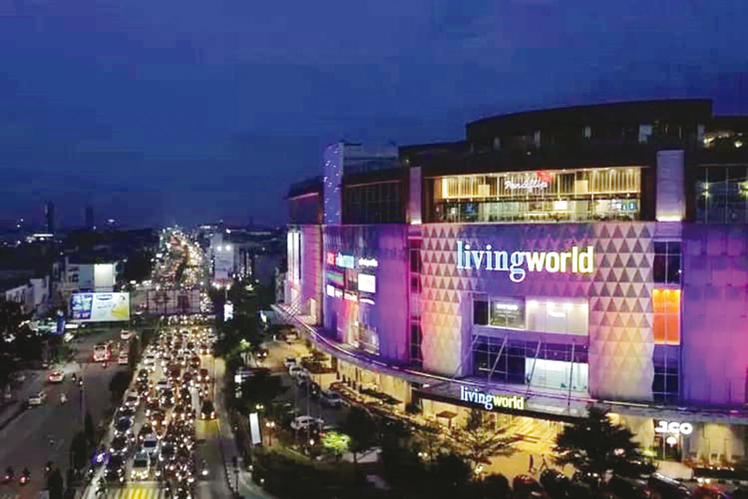 Bangunan Mal Living World Pekanbaru berdiri megah di tengah Kota Pekanbaru.