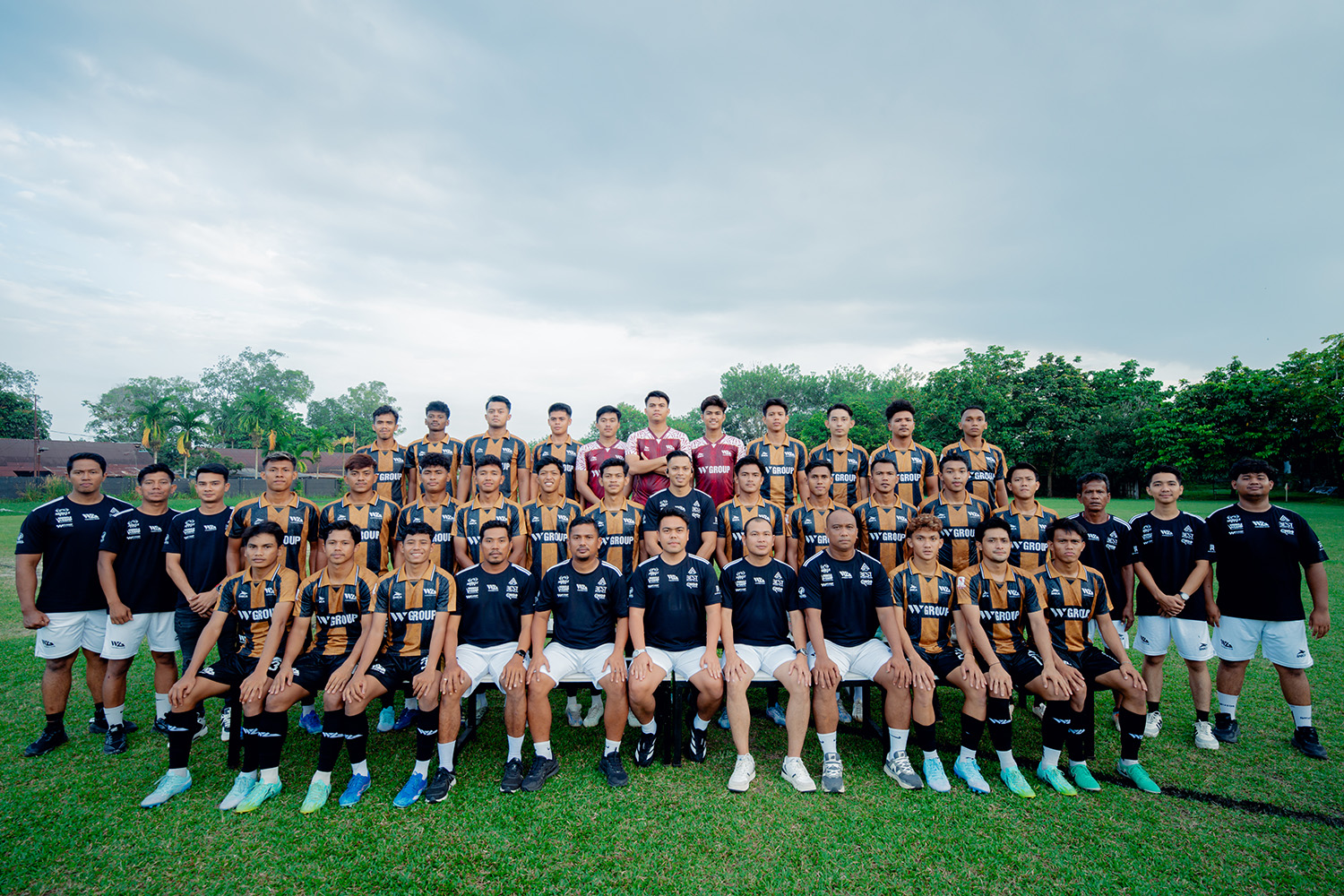 Pemain, pelatih, dan ofisial Wgroup FC foto bersama usai latihan di Lapangan Yonko 462 Paskhas/Pulanggeni, Pekanbaru, Selasa (3/2/2026).