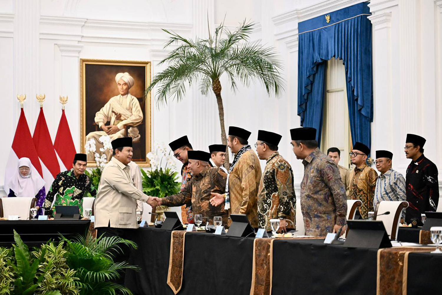 Presiden Prabowo Subianto bersalaman dengan pimpinan ormas Islam dan tokoh pesantren saat pertemuan di Istana Negara, Jakarta, Selasa (3/2/2026).