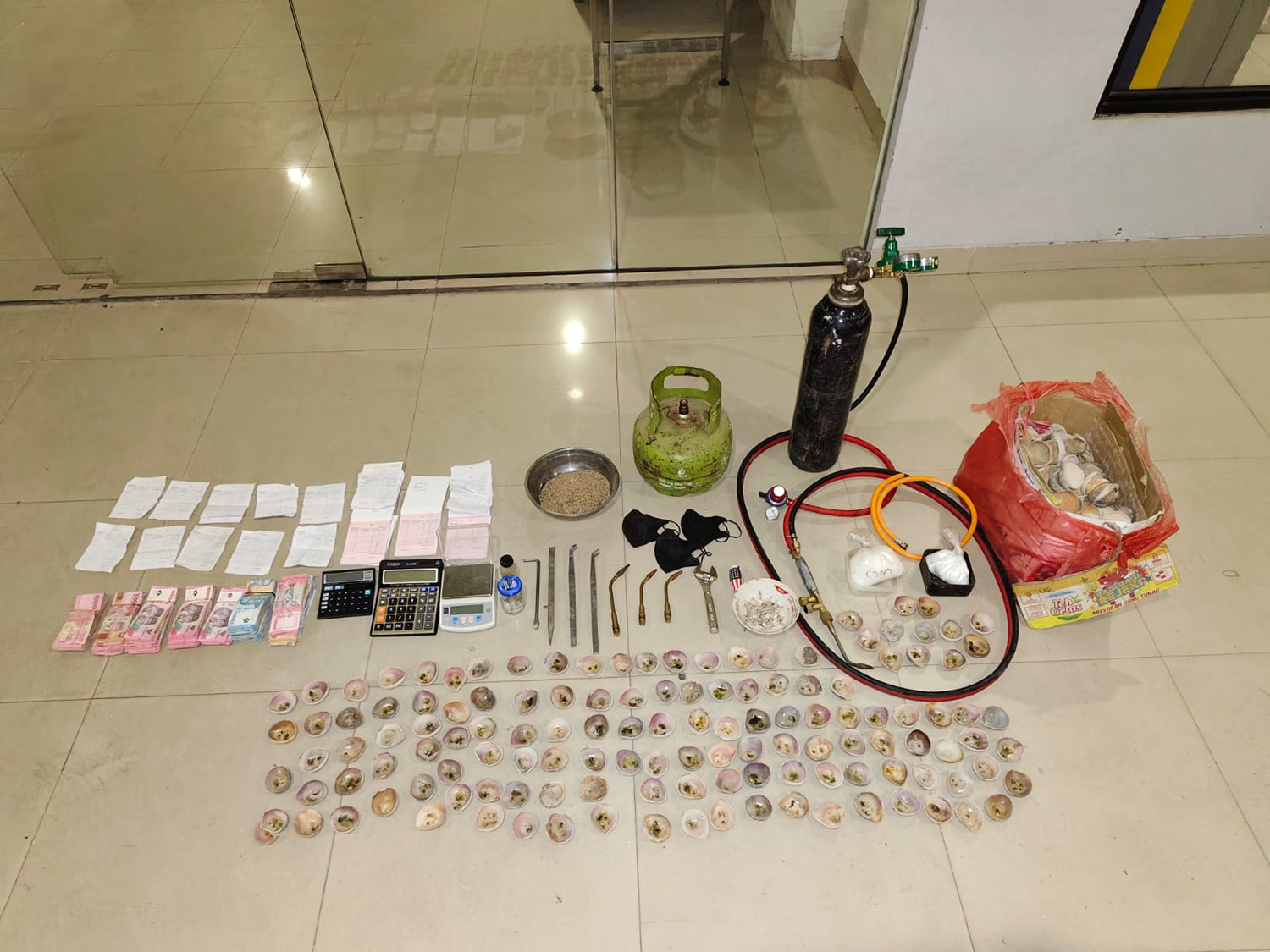 Pentolan emas hasil PETI dan uang yang berhasil disita Polda Riau saat razia di wilayah Kecamatan Benai, Kuansing, Ahad (31/1/2026) malam.