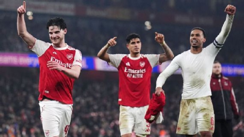 Declan Rice (kiri), Piero Hincapie, dan Gabriel dari Arsenal merayakan kemenangan setelah leg kedua semifinal Piala Carabao melawan Chelsea.