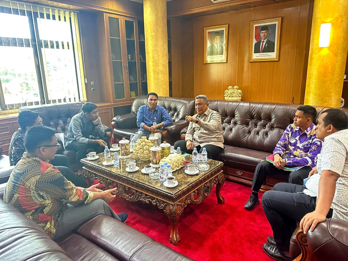 Bupati Rohul Anton ST MM selaku KPM berikan arahan kepada Dirut dan Dewas BUMD di ruang kerja bupati baru-baru ini.