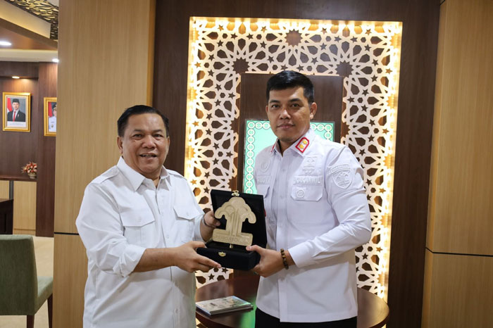 Kepala Kanwil Kemenkum Riau Rudy Hendra Pakpahan menyerahkan cendramata kepada Plt Gubernur Riau SF Haryanto pada Rabu (4/2/2026).