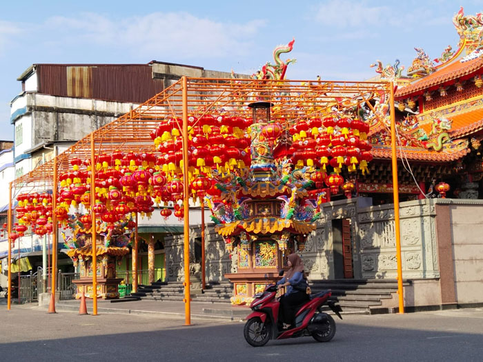 Lampion berukuran cukup besar dipasang di sekitaran Klenteng Ing Hok King, Bagansiapiapi, Rabu (4/2/2026).