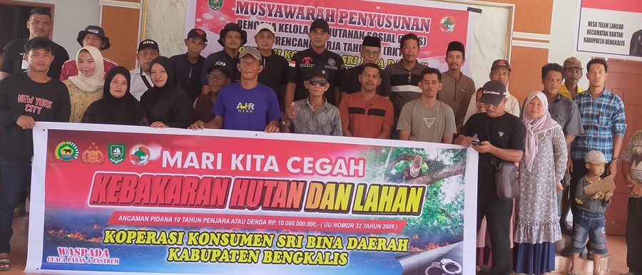 Untuk mencegah terjadinya kebakaran hutan dan lahan, Koperasi Sri Bina Daerah bersama Pemdes Teluk Lancar memberikan penyuluhan kepada masyarakat di Aula Kantor Desa, Selasa (2/2/2026) sore.