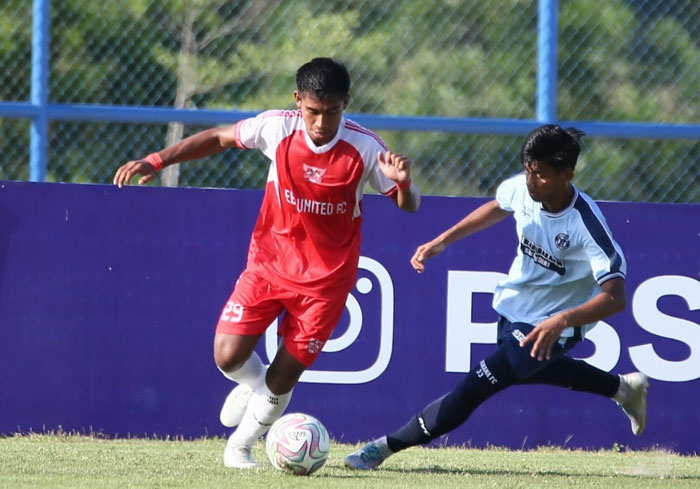 Pemain Wahana FC (kanan) dan EBR United berebut bola dalam pertandingan Babak 4 Besar RS Awal Bros Liga 4 Zona Riau 2025/2026 di Stadion Gelora Hang Tuah Pekanbaru, Rabu (4/2/2026).