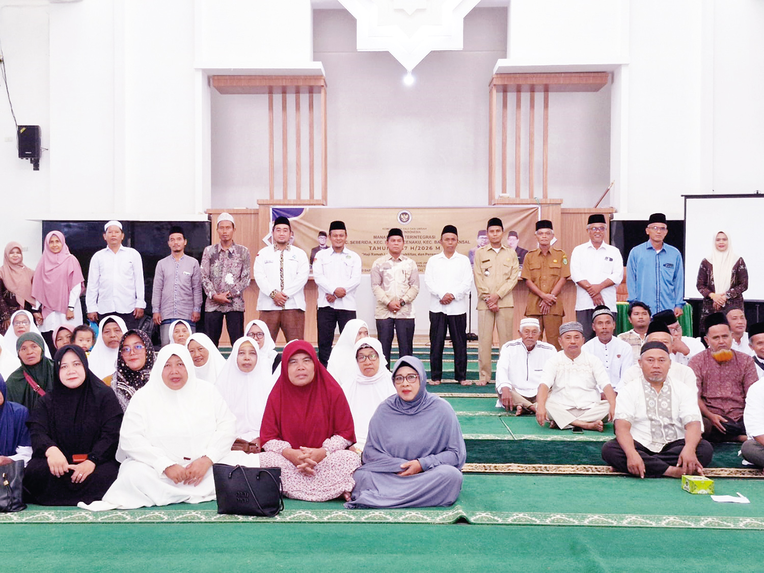 Peserta manasik haji tingkat kecamatan di Kabupaten Indragiri Hulu foto bersama petugas dari Kantor Kementerian Haji dan Umrah usai kegiatan, Rabu (4/2/2026).