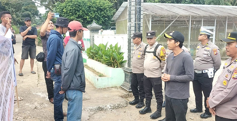 Camat Tandun Feriadi menyambut puluhan warga yang membentang spanduk saat demo di depan Kantor Desa Koto Tandun, Kamis (5/2/2026).