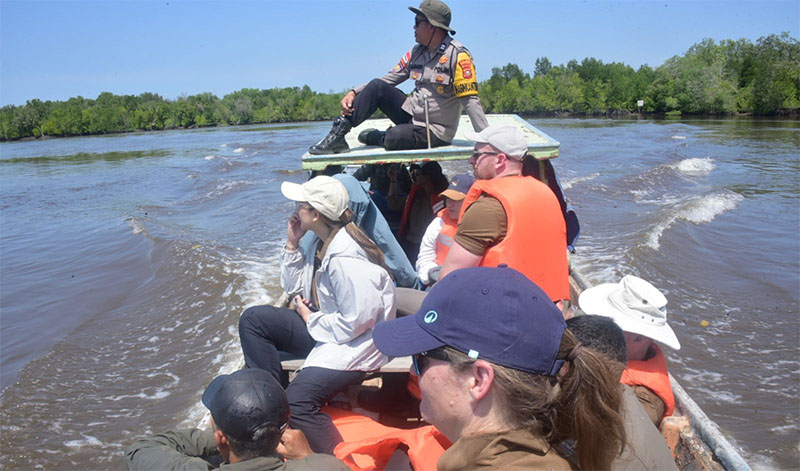 Rombongan GMA Indonesia Chapter antar negara melihat keindahan hutan mangrove melalui aliran Sungai Kembung di Desa Teluk Pambang, Kecamatan Bantan, Bengkalis, Rabu (3/2/2026).