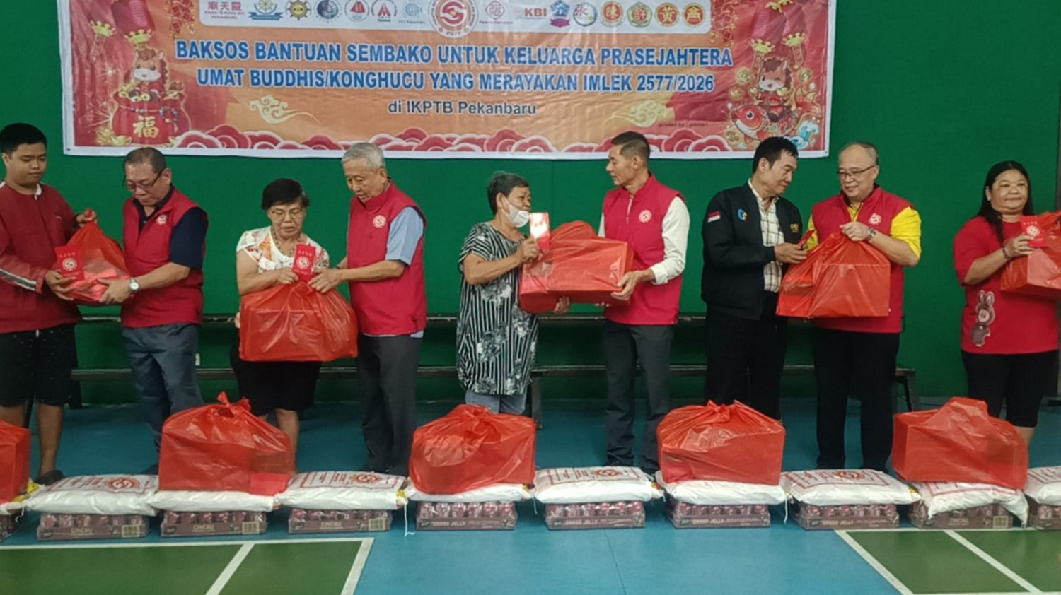 Ketua IKPTB Mulianto Tan (empat kanan) didampingi pengurus IKPTB lainnya menyerahkan bantuan Imlek kepada warga Tionghoa prasejahtera di Pekanbaru, Rabu