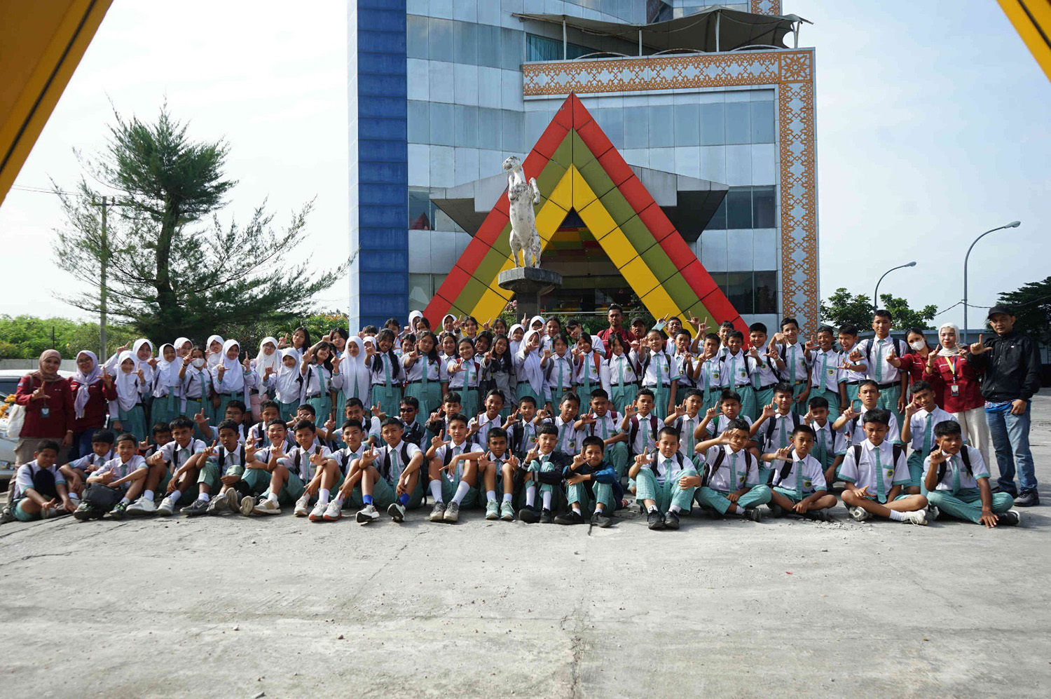 Waka Kesiswaan SMP Global Andalan Pangkalankerinci Fitri Yulinda bersama jajaran majelis guru serta para siswa SMP Global Andalan Pangkalankerinci foto bersama Redpel Riau Pos Syahrul Mukhlis