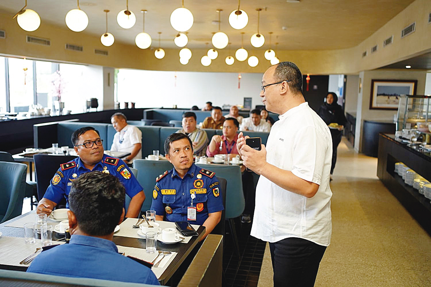 General Manager Bono By Artotel Zulkifli (kanan) berbincang dengan Kepala Dinas Pemadam Kebakaran dan Penyelamatan Kota Pekanbaru Zarman Candra SSTp MSi (kiri),  baru-baru ini.