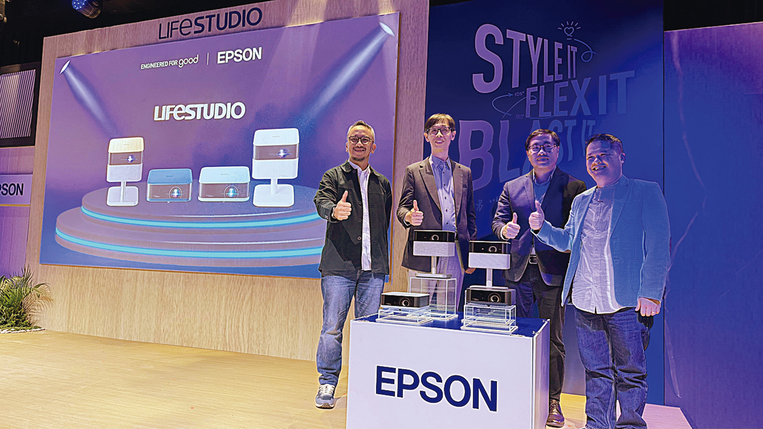 Jajaran manajemen Epson berfoto bersama saat peluncuran proyektor portabel terbaru seri Lifestudio di Ciputra Artpreneur, Jakarta.