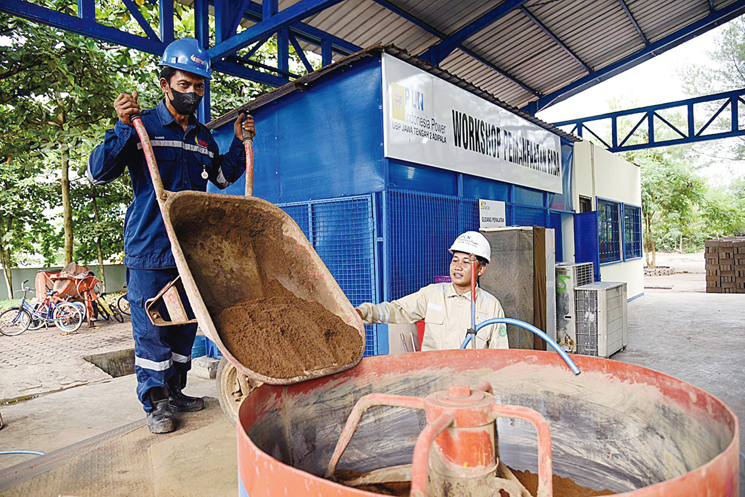 Proses pencam&shy;puran (mixing) Fly Ash Bottom Ash (FABA) ke bahan baku semen untuk kemudian diolah menjadi berbagai produk konstruksi ramah lingkungan.