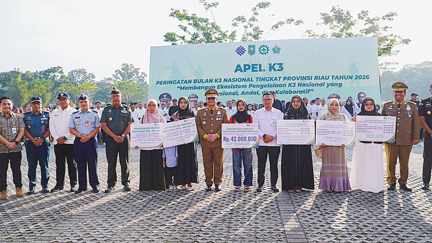 Region Head PTPN IV Regional III Bambang Budi Santoso foto bersama saat menghadiri acara bulan keselamatan dan kesehatan kerja (K3) Nasional tingkat Provinsi Riau tahun 2026, Rabu (4/2/2026).