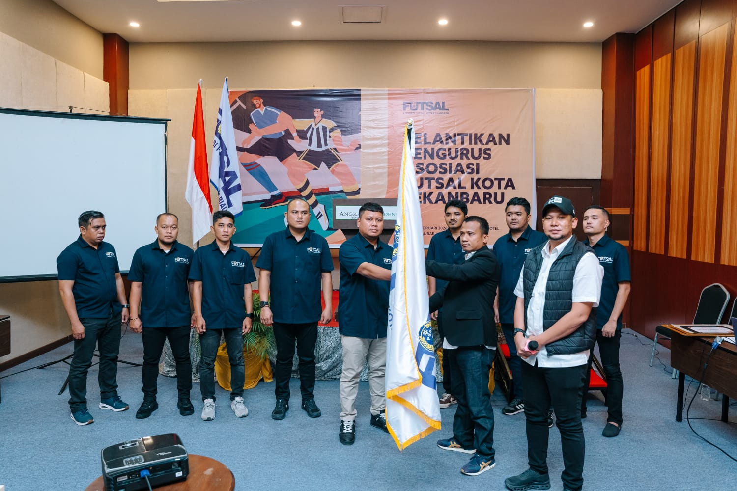 Ketua Asosiasi Futsal Kota Pekanbaru 2026-2030, M Sony Septyan (lima kiri), disaksikan Ketua Asosiasi Futsal Provinsi Riau, Rendra Febriyanto (dua kanan).