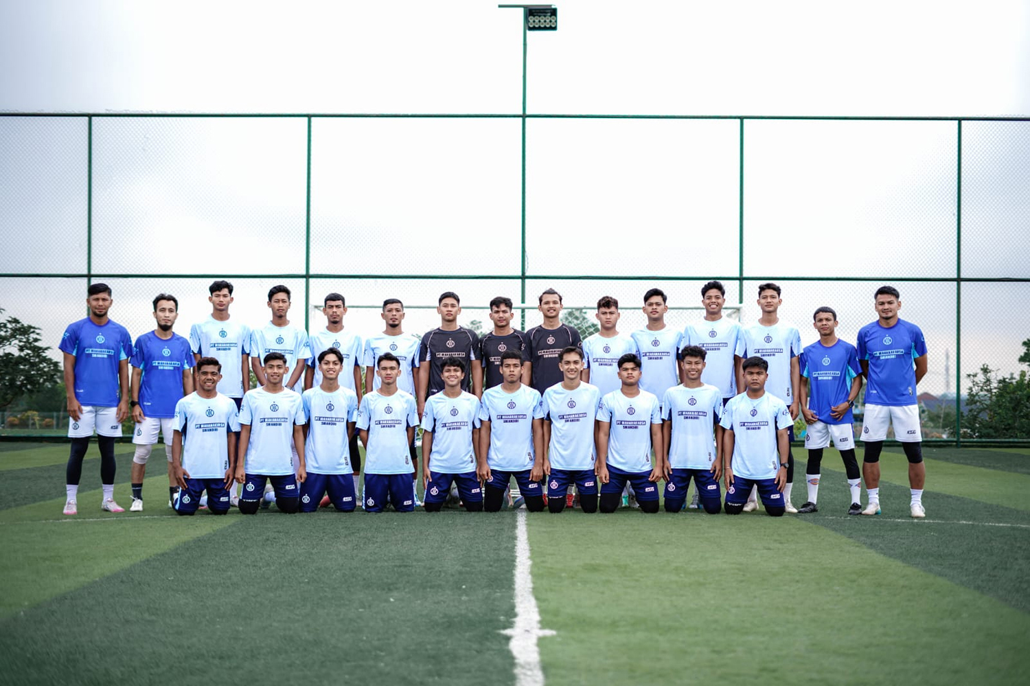 Pemain, pelatih, dan ofisial Wahana FC berfoto bersama usai latihan di Lapangan Mini Soccer Jalan Air Hitam, Pekanbaru, baru-baru ini.