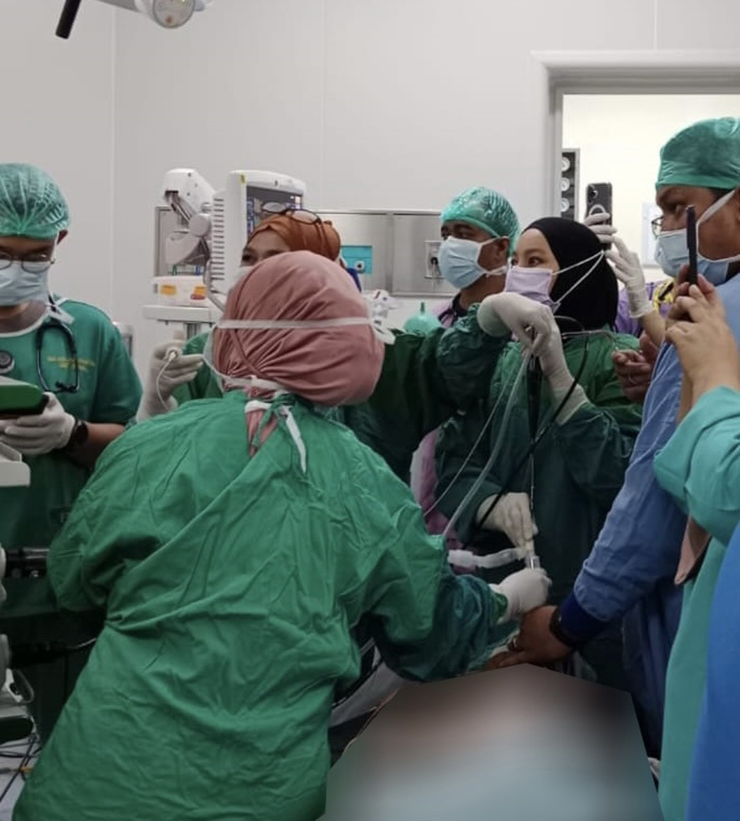 Tim dokter RSUD Arifin Achmad saat melakukan tindakan kepada pasien tersedak paku, baru-baru ini.