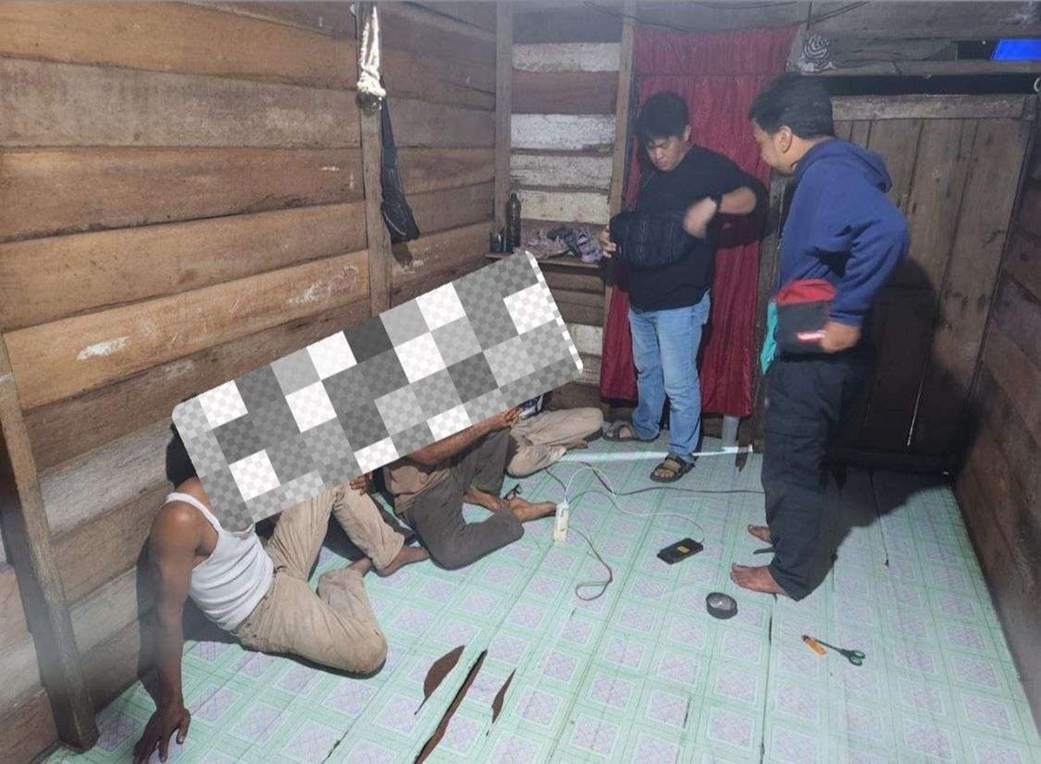 Tim Opsnal Satreskrim Polres Bengkalis melakukan penggerebekan rumah di Jalan Intan Baiduri, Desa Sepahat, Kecamatan Bandar Laksamana dan mengamankan empat terduga pelaku TPPO, Selasa (3/2/2026) dini