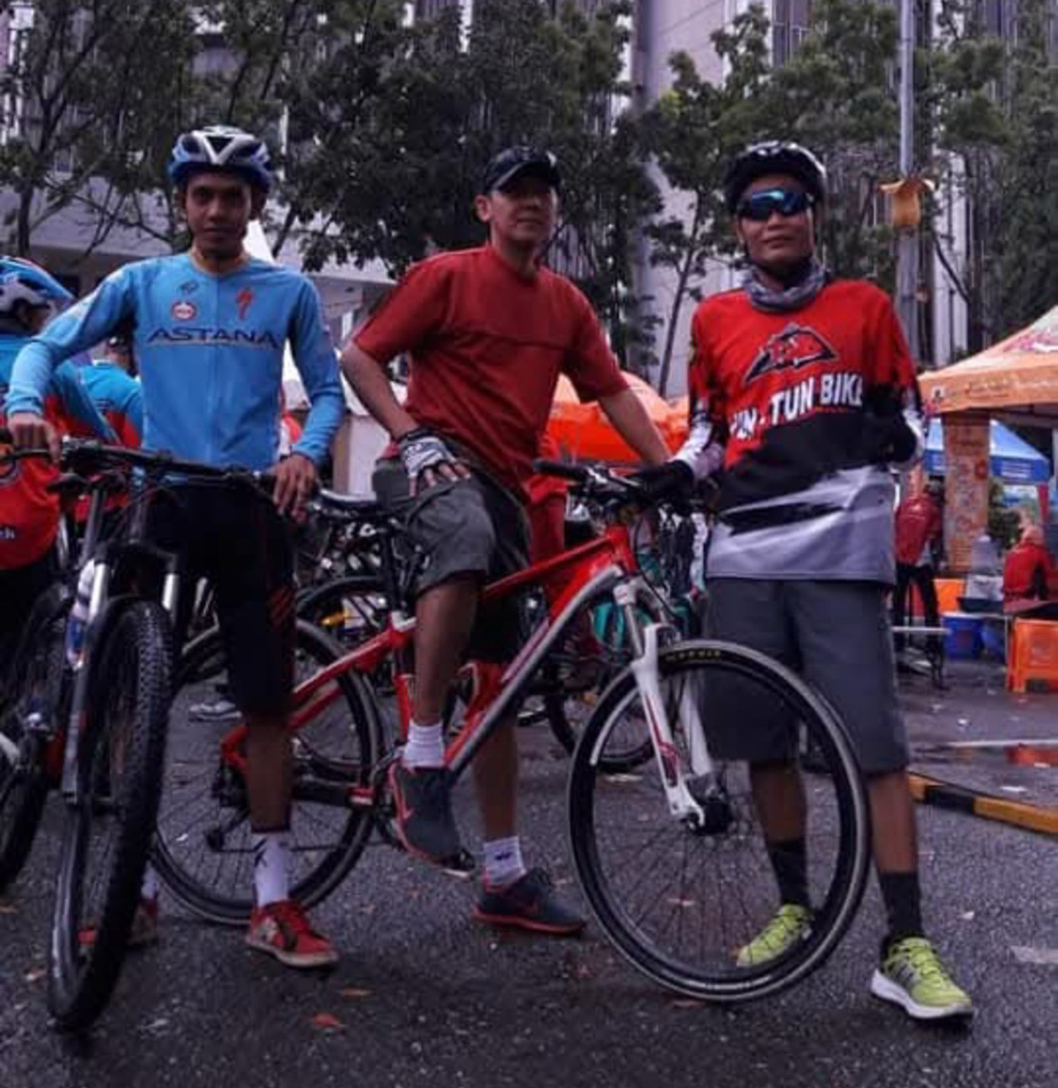 Peserta perorangan&nbsp;Fian Tohie (tengah) foto bersama saat mengikuti iven Gowes di Pekanbaru, beberapa waktu lalu.
