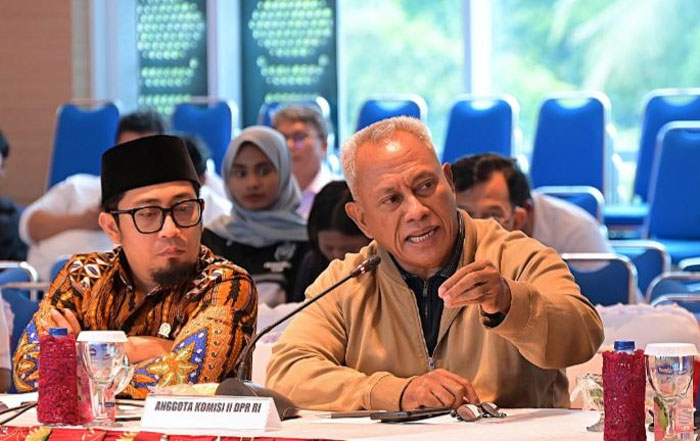 Anggota Komisi II DPR RI Komarudin Watubun (kanan) saat melakukan Kunjungan Kerja Spesifik Panja Perbatasan Negara ke Jayapura, Papua, Rabu (4/2/2026).