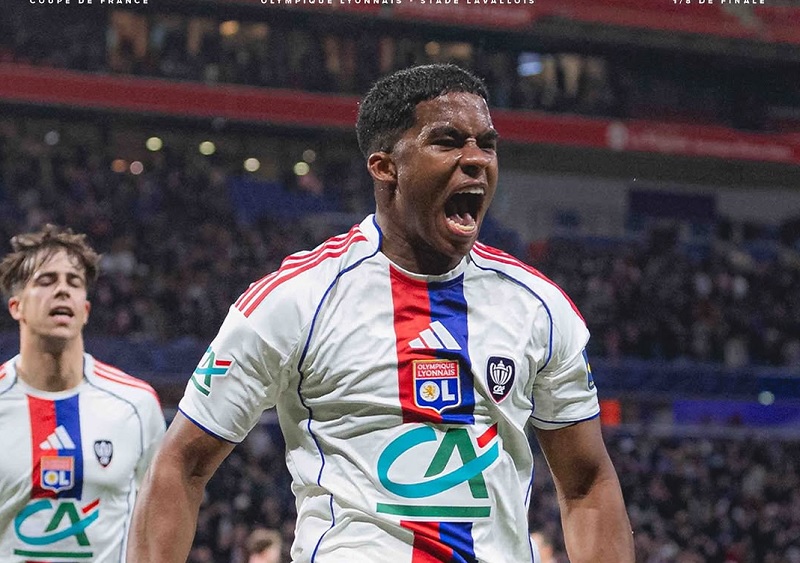 Penyerang Brasil Lyon, Endrick, merayakan gol pertama timnya melawan Laval.